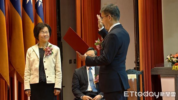 ▲▼台北地院新任院長何信慶（右）17日宣誓就職，與代理院長的北院行政庭長黃柄縉（左）交接院長印信，高等法院院長高金枝監誓與監交，與何信慶在地院有共識之誼的前大法官林俊益到場祝賀。（圖／記者黃哲民攝）