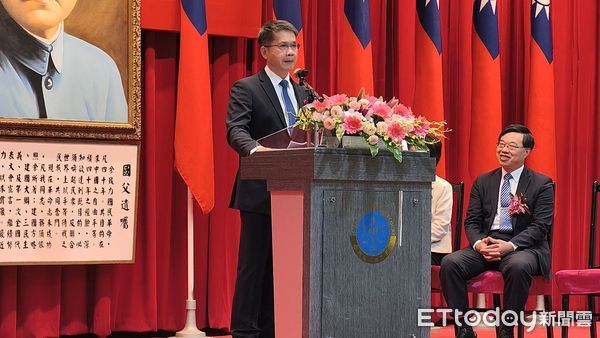 ▲▼台北地院新任院長何信慶（右）17日宣誓就職，與代理院長的北院行政庭長黃柄縉（左）交接院長印信，高等法院院長高金枝監誓與監交，與何信慶在地院有共識之誼的前大法官林俊益到場祝賀。（圖／記者黃哲民攝）