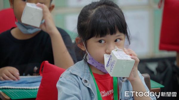 ▲▼  學童每週兩次的鮮奶供應，嘉義市成為全台第一個涵蓋國中小及幼兒園的縣市  。（圖／嘉義市政府提供）
