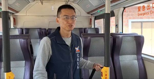 ▲1名台南阿伯帶孫子搭紅線公車，疑不滿司機要求繫安全帶，大聲出言怒罵，市警交通大隊指出，經司機提醒不繫安全帶依道安條例可罰1500元。（圖／翻攝自社會事新聞影音，下同）