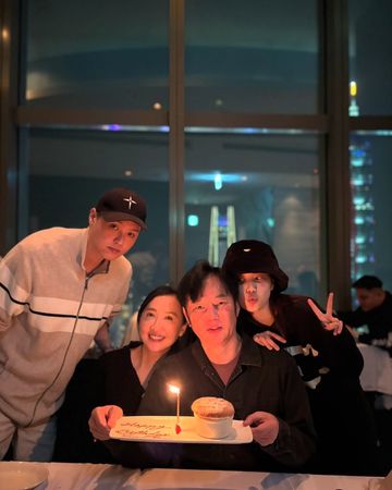 ▲安吉替父親陽帆慶生。（圖／翻攝自Threads）