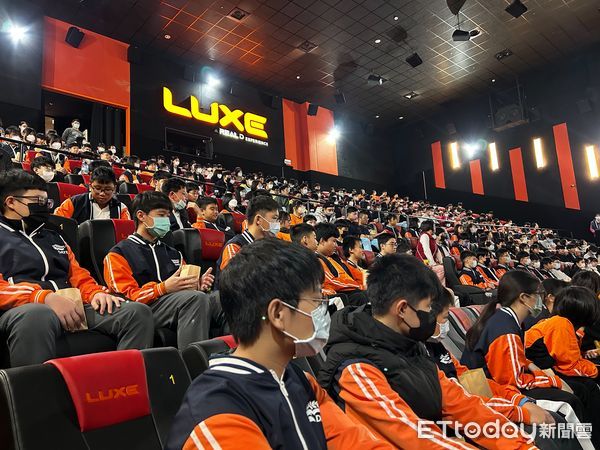 ▲▼嘉市大業實中 影城始業「台灣超人」啟動春夏學季，透過生命鬥士的勇敢堅韌，培養孩子們對生命的韌性   。（圖／嘉義市政府提供）