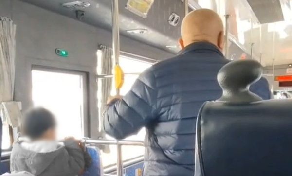 ▲台南一名阿伯帶孫子搭公車，疑不滿司機要求繫安全帶，大聲出言怒罵。（圖／翻攝自社會事新聞影音，下同）