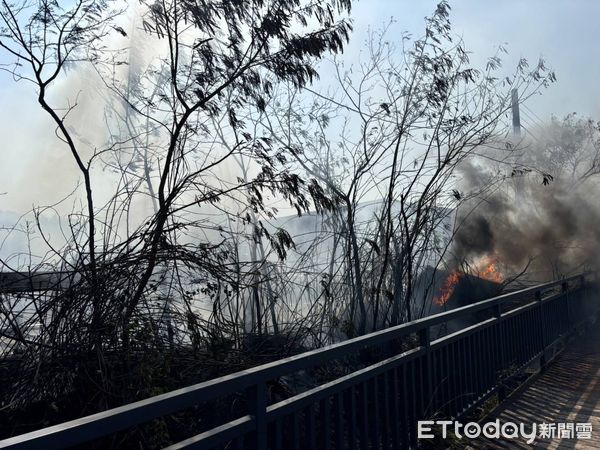 ▲金門雜草火警。（圖／記者林名揚翻攝，下同）