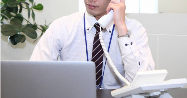 一名網友抱怨，同事總是準時下班，導致其他同仁要幫忙加班到晚上10點才能走。（示意圖／翻攝自photoAC）
