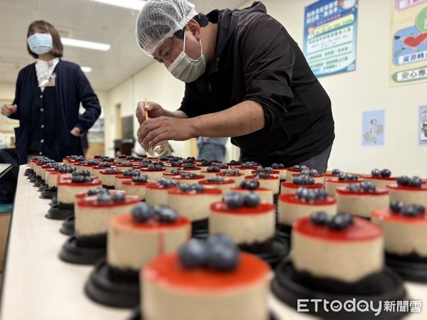 ▲▼   嘉義大林慈濟醫院身心醫學科日間病房學員9年前組成「總舖師團隊」捐獎勵金   。（圖／大林慈濟醫院提供）