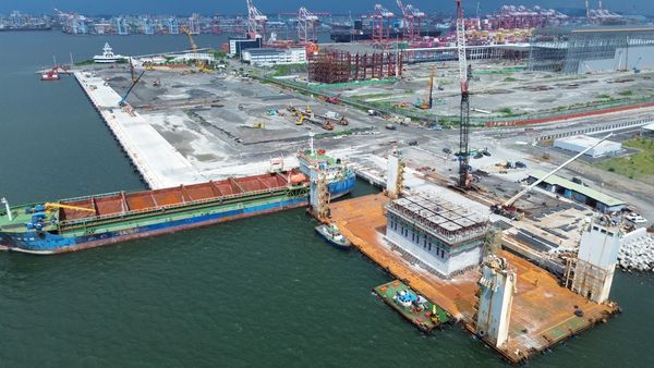 ▲高雄港A6碼頭護岸及新生地填築工程施工照片。（圖／港務公司提供）