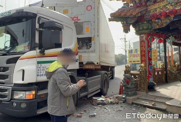 ▲大貨車擦撞彭城里福德宮廟宇屋簷            。（圖／記者陳崑福翻攝）