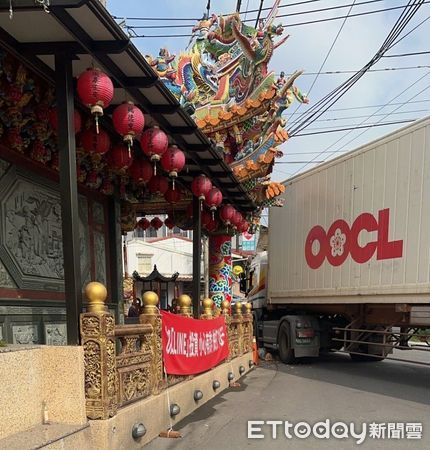 ▲大貨車擦撞彭城里福德宮廟宇屋簷            。（圖／記者陳崑福翻攝）