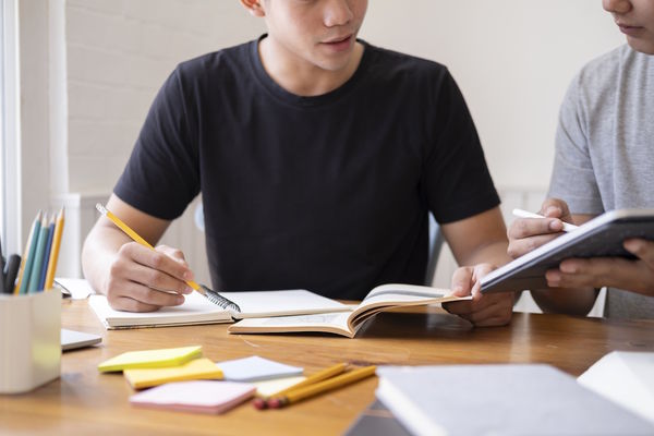 ▲▼12至17歲青少年輕生人數5年來增幅6%，兒福聯盟調查情緒危機原因，來自課業壓力、對未來迷惘，另一原因可能來自社群。（圖／兒福聯盟提供）