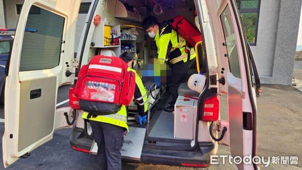 ▲公車上學生突昏厥 海巡、消防聯手搶救。（圖／記者郭世賢翻攝）