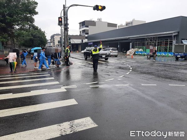 ▲東港警分局義交在路口協勤             。（圖／記者陳崑福翻攝）