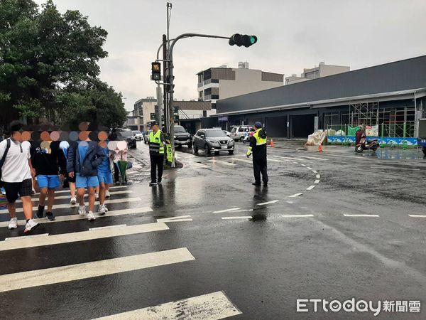 ▲東港警分局義交在路口協勤             。（圖／記者陳崑福翻攝）