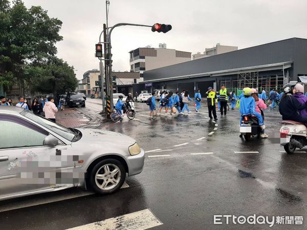 ▲東港警分局義交在路口協勤             。（圖／記者陳崑福翻攝）