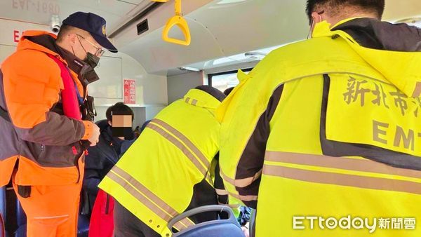 ▲公車上學生突昏厥 海巡、消防聯手搶救。（圖／記者郭世賢翻攝）