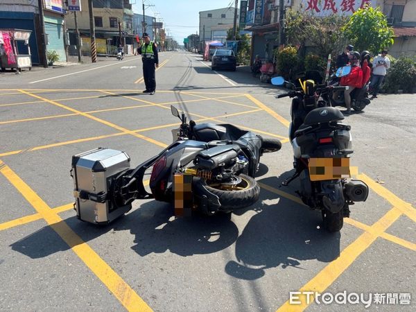 ▲高樹鄉南興路16日下午發生三車交通事故             。（圖／記者陳崑福翻攝）