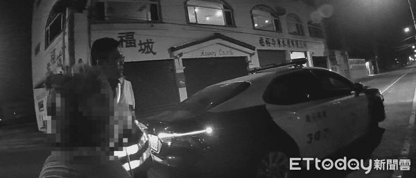 ▲東港警分局東港派出所副所長曾仁宏與警員賴柏亦助楊姓阿嬤返家             。（圖／記者陳崑福翻攝）