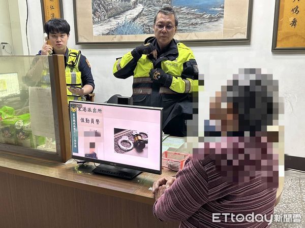 ▲東港警分局東港派出所副所長曾仁宏與警員賴柏亦助楊姓阿嬤返家             。（圖／記者陳崑福翻攝）