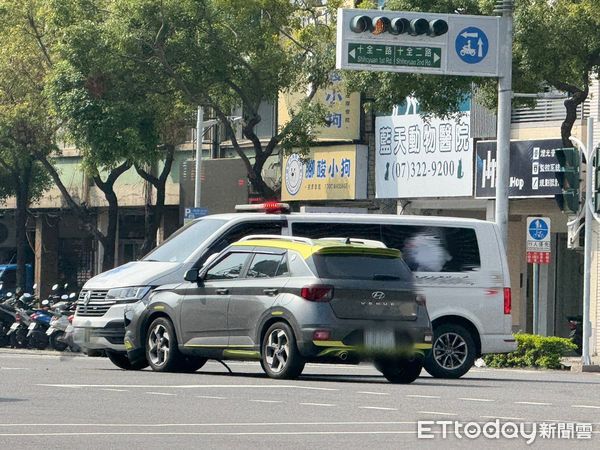 ▲▼救護車遭撞。（圖／記者許宥孺攝）