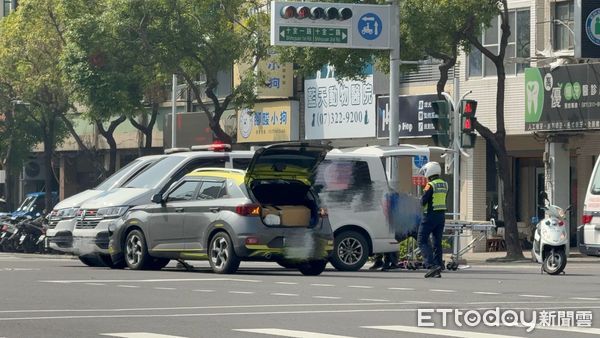 ▲▼救護車遭撞。（圖／記者許宥孺攝）