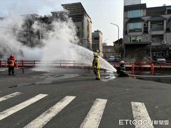 ▲▼        嘉義縣道路噴火     。（圖／記者翁伊森翻攝）