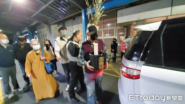 ▲柯文哲的弟弟柯宇謙代捧牌位。（圖／記者黃彥傑攝）