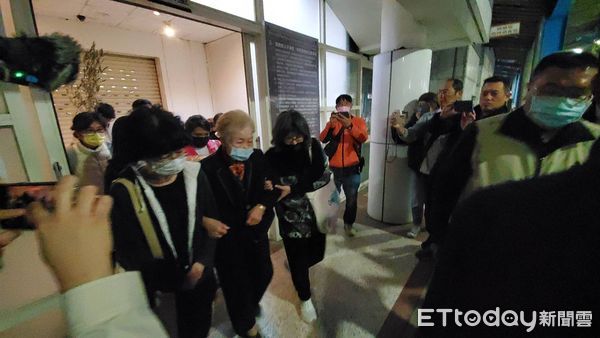 ▲柯文哲的弟弟柯宇謙代捧牌位。（圖／記者黃彥傑攝）
