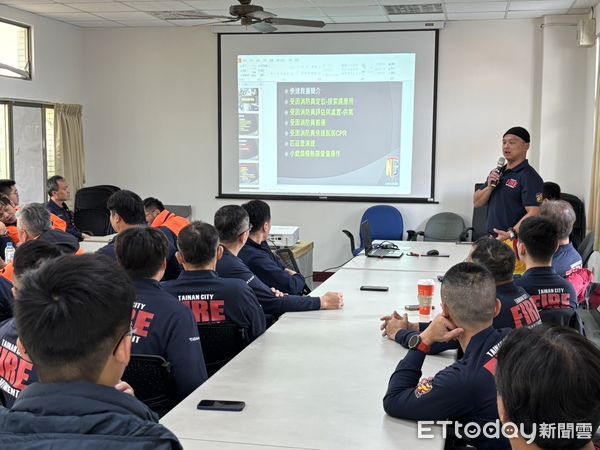 ▲台南市消防局第六大隊及特種搜救隊於17日上午聯合辦理火場快速救援訓練，以提升消防人員緊急救援技巧與災害現場的應變能力。（圖／記者林東良翻攝，下同）