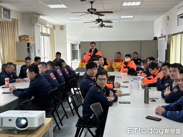 ▲台南市消防局第六大隊及特種搜救隊於17日上午聯合辦理火場快速救援訓練，以提升消防人員緊急救援技巧與災害現場的應變能力。（圖／記者林東良翻攝，下同）