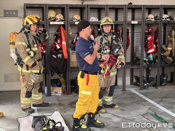 ▲台南市消防局第六大隊及特種搜救隊於17日上午聯合辦理火場快速救援訓練，以提升消防人員緊急救援技巧與災害現場的應變能力。（圖／記者林東良翻攝，下同）