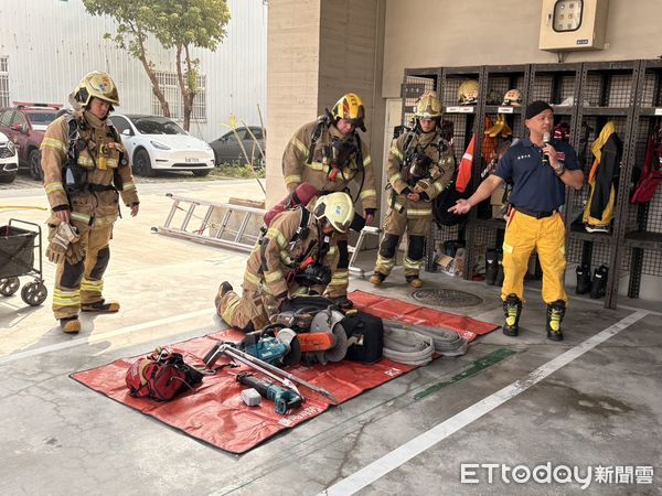 ▲台南市消防局第六大隊及特種搜救隊於17日上午聯合辦理火場快速救援訓練，以提升消防人員緊急救援技巧與災害現場的應變能力。（圖／記者林東良翻攝，下同）