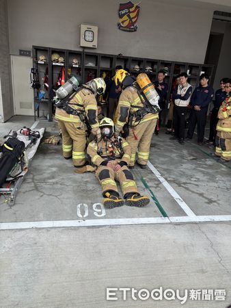 ▲台南市消防局第六大隊及特種搜救隊於17日上午聯合辦理火場快速救援訓練，以提升消防人員緊急救援技巧與災害現場的應變能力。（圖／記者林東良翻攝，下同）