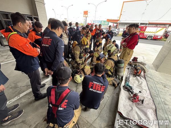 ▲台南市消防局第六大隊及特種搜救隊於17日上午聯合辦理火場快速救援訓練，以提升消防人員緊急救援技巧與災害現場的應變能力。（圖／記者林東良翻攝，下同）