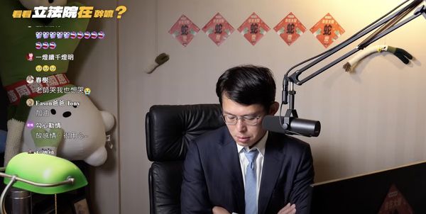 ▲▼談及前民眾黨主席柯文哲、柯爸柯承發離世一事，黃國昌於直播時一度哽咽。（圖／翻攝自YouTube／黃國昌）