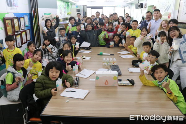 ▲中華醫事科技大學攜手南大附小彩虹斑馬團隊，執行「虱目魚の科學教室」計畫，親子參訪台江生技、和明紡織及媽祖宮九塊厝生態園區。（圖／記者林東良翻攝，下同）