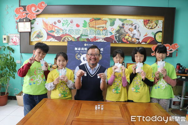 ▲中華醫事科技大學攜手南大附小彩虹斑馬團隊，執行「虱目魚の科學教室」計畫，親子參訪台江生技、和明紡織及媽祖宮九塊厝生態園區。（圖／記者林東良翻攝，下同）