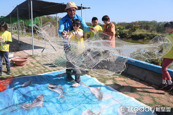 ▲中華醫事科技大學攜手南大附小彩虹斑馬團隊，執行「虱目魚の科學教室」計畫，親子參訪台江生技、和明紡織及媽祖宮九塊厝生態園區。（圖／記者林東良翻攝，下同）