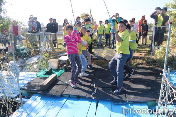 ▲中華醫事科技大學攜手南大附小彩虹斑馬團隊，執行「虱目魚の科學教室」計畫，親子參訪台江生技、和明紡織及媽祖宮九塊厝生態園區。（圖／記者林東良翻攝，下同）