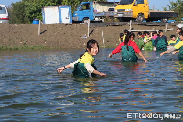 ▲中華醫事科技大學攜手南大附小彩虹斑馬團隊，執行「虱目魚の科學教室」計畫，親子參訪台江生技、和明紡織及媽祖宮九塊厝生態園區。（圖／記者林東良翻攝，下同）