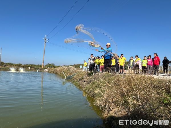 ▲中華醫事科技大學攜手南大附小彩虹斑馬團隊，執行「虱目魚の科學教室」計畫，親子參訪台江生技、和明紡織及媽祖宮九塊厝生態園區。（圖／記者林東良翻攝，下同）
