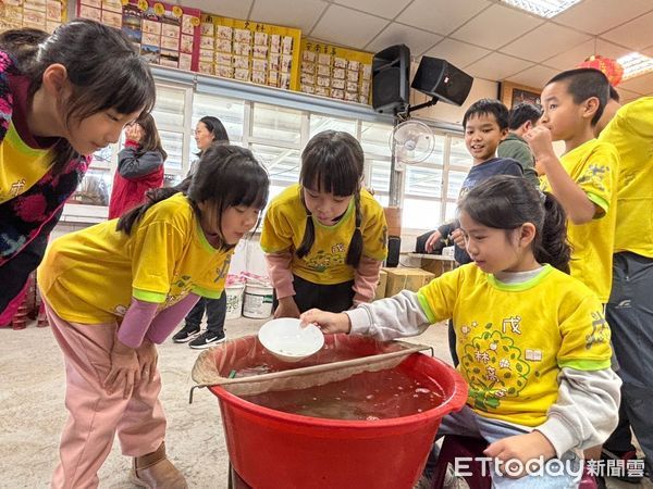 ▲中華醫事科技大學攜手南大附小彩虹斑馬團隊，執行「虱目魚の科學教室」計畫，親子參訪台江生技、和明紡織及媽祖宮九塊厝生態園區。（圖／記者林東良翻攝，下同）