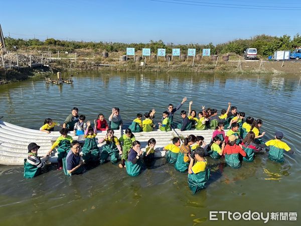 ▲中華醫事科技大學攜手南大附小彩虹斑馬團隊，執行「虱目魚の科學教室」計畫，親子參訪台江生技、和明紡織及媽祖宮九塊厝生態園區。（圖／記者林東良翻攝，下同）