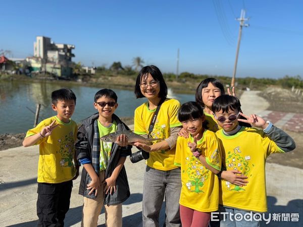 ▲中華醫事科技大學攜手南大附小彩虹斑馬團隊，執行「虱目魚の科學教室」計畫，親子參訪台江生技、和明紡織及媽祖宮九塊厝生態園區。（圖／記者林東良翻攝，下同）