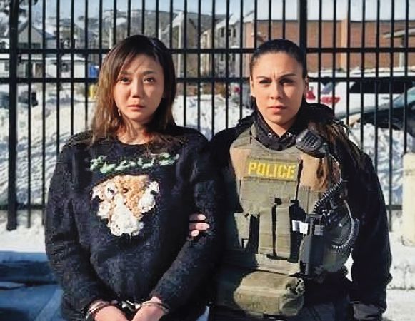 「太陽花女王」劉喬安（左）涉及侵占、詐欺、毒品等罪嫌，2019年趁通緝前潛逃至美國，日前在美國被逮捕。（翻攝自美國移民暨海關執法局）