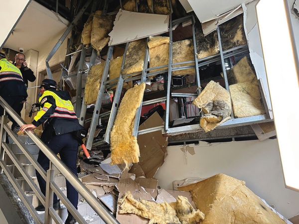 台中新光三越12樓美食街氣爆後，警方沿著樓梯逐層搜索。（台中市消防局提供） 