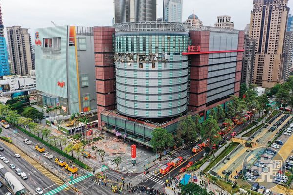 氣爆造成台中新光三越高樓層嚴重受損，雖無立即坍塌危險，但仍是危樓。