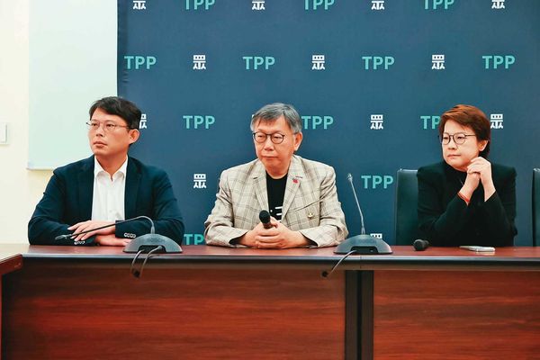 柯文哲（中）涉弊遭收押後，由黃國昌（左）接任民眾黨主席，傳出黃珊珊（右）曾在去年6月向柯抱怨黃國昌。（民眾黨提供）