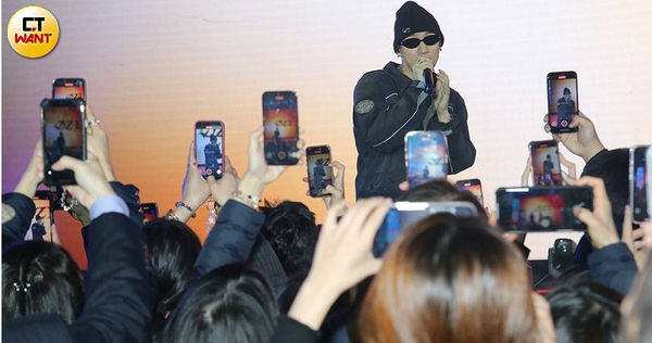 AI正逐步成為智慧型手機市場的一項關鍵趨勢。（圖／黃鵬杰攝）