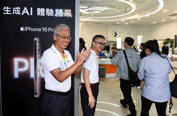 蘋果iPhone 16全系列新機上市，中華電信董事長郭水義（中）歡迎果粉進入門市搶購。（圖／報系資料照）