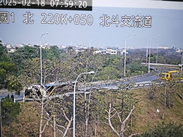 ▲國1南向北斗匝道發生聯結車翻覆。（圖／翻攝自國道1968）